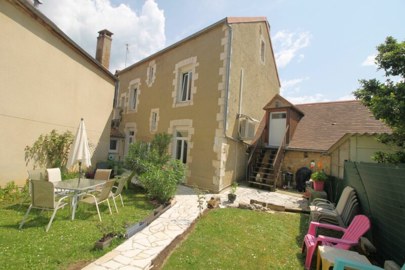 maison en pierre à vendre-centre ville Gourdon-garage et jardin-ref-1420