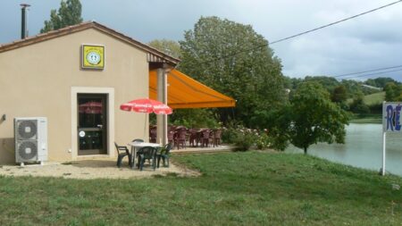 estaurant, pizzeria, local commercial au bord d'un lac- à vendre murs et fond