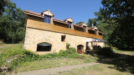 Maison à vendre et son gîte, en pierre, 180 m2 habitables sur 9300 m2 de terrain-Gourdon-46-ref-1433