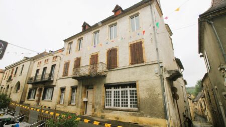 Maison en pierre à vendre, dans ville tous commerces, garage et cour-proche Gourdon-ref-144O
