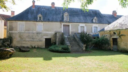 Propriété à vendre dans un village-proche Gourdon façade -ref 1449