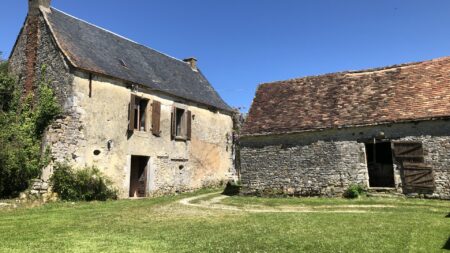 Ancienne ferme avec maison et grange à vendre - en pierre à restaurer - terrain de 3750 m2 - proche Gourdon - façade avec grange et maison - ref 1465