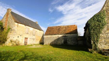 Ancienne ferme avec maison et grange à vendre - en pierre à restaurer - terrain de 3750 m2 - proche Gourdon - façade côté jardin - ref 1465
