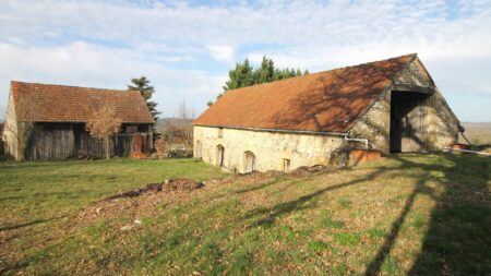 Grange et hangar à vendre à restaurer- proche commerce - en pierre - 150m2 au sol et 3332 m2 de terrain - façade - ref 1471