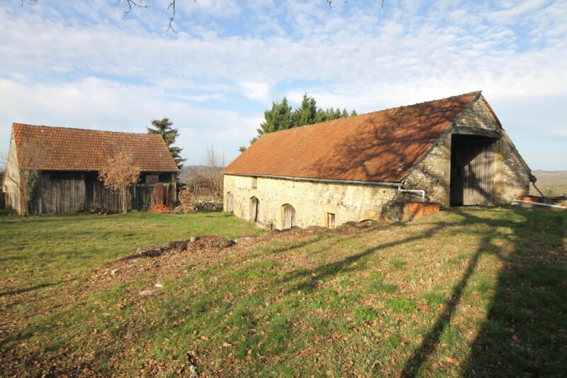 Grange et hangar à vendre à restaurer- proche commerce - en pierre - 150m2 au sol et 3332 m2 de terrain - façade - ref 1471