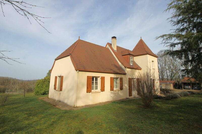 Maison type perigourdine de 2002 - 150 m2 habitables - garage et véranda - belle vue - terrain 4385 m2 - façade 3 - ref 1474