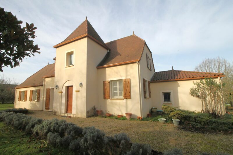 Maison type perigourdine de 2002 - 150 m2 habitables - garage et véranda - belle vue - terrain 4385 m2 - façade 4 - ref 1474