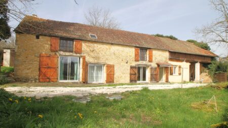 Belle grange en pierre restaurée avec hangar - terrain de 7 500 m² - 188 m² hab - façade - ref 1481