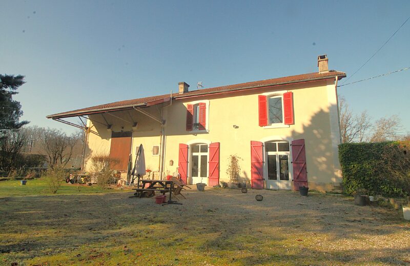 Maison à vendre- 5' de Gourdon-LOT-ancienne gare-à rafraichir-ref-1536