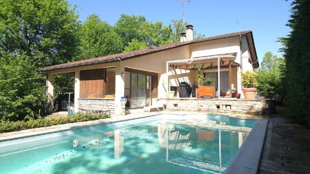 Rez-de-chaussée : entrée sur couloir et dégagement (12 m2), WC, séjour (28 m2) avec insert, cuisine (13,5 m2), 3 chambres (11 et 2 x 9 m²) et salle de bains (9 m²). Terrasse. Etage en 1/2 niveau : chambre (18,5 m²) avec possibilité de créer une salle d'eau attenante, dressing indépendant (9 m²). Rez-de-jardin (36 m2) : cave, chaufferie et garage. Garage couvert attenant (20 m²). Chauffage par aérothermie. Beau terrain arboré de 2500 m2. Piscine.