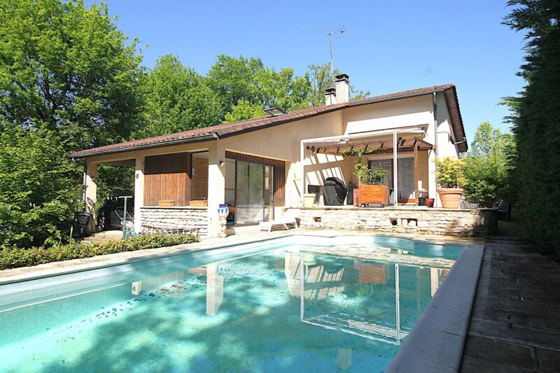 Rez-de-chaussée : entrée sur couloir et dégagement (12 m2), WC, séjour (28 m2) avec insert, cuisine (13,5 m2), 3 chambres (11 et 2 x 9 m²) et salle de bains (9 m²). Terrasse. Etage en 1/2 niveau : chambre (18,5 m²) avec possibilité de créer une salle d'eau attenante, dressing indépendant (9 m²). Rez-de-jardin (36 m2) : cave, chaufferie et garage. Garage couvert attenant (20 m²). Chauffage par aérothermie. Beau terrain arboré de 2500 m2. Piscine.