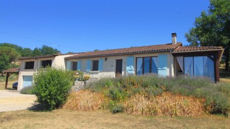 Maison-de-plain-pied-piscine-110-m²-hab-3-chambres-gite-garage-et-carport-qualite-terrain-9000-m²-facade-ref-1593.